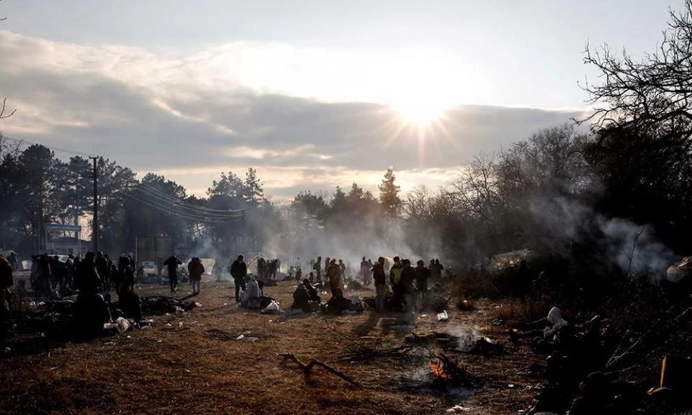 ΤΩΡΑ - Σποραδικά πυρά και εκρήξεις (χημικών κρότου λάμψης) στις Καστανιές